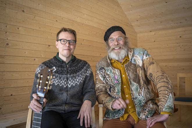 Harmo ja minä -esitys sai alkunsa, kun kitaristi Petri Kumela (vas.) otti yhteyttä näyttelijä Vesa Vierikkoon. Lehden kannen vinkkikuva: Poikkeuksellisena aikana muusikko Juuli Holma on ollut melkoisella koetuksella. Holma ja Juhana Inkinen ovat Soinillisen taiteellisia johtajia. KUVAT: AARRE LÖYTÖMÄKI