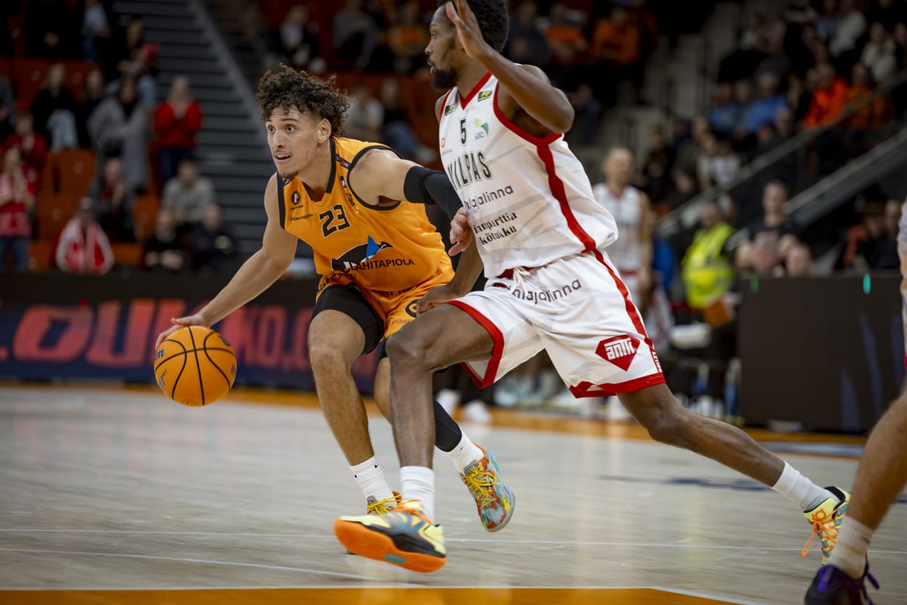 Karhu Basketin Ty Berryn (oranssi peliasu) kunto ylävartalovamman jäjiltä oli vielä lauantain ottelun alla arvoitus. Berrystä kuoriutui kuitenkin joukkueen pistehai Seagullsia vastaan. Arkistokuva.
