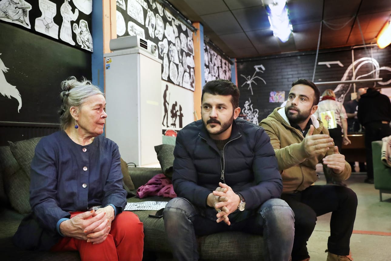 Oulun rauhanryhmän Terttu Kuusela ja Turkista Suomeen aikoinaan muuttaneet kurdit Ahmet Kadah ja Mehmet Gürbüz keskustelivat Oulun Tukikohdassa järjestetyssä tilaisuudessa torstaina.