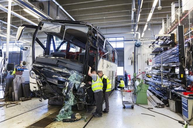 Turmabussia alettiin purkaa ja tutkia varikolla Kuopiossa lauantaina. KUVA: Matias Honkamaa