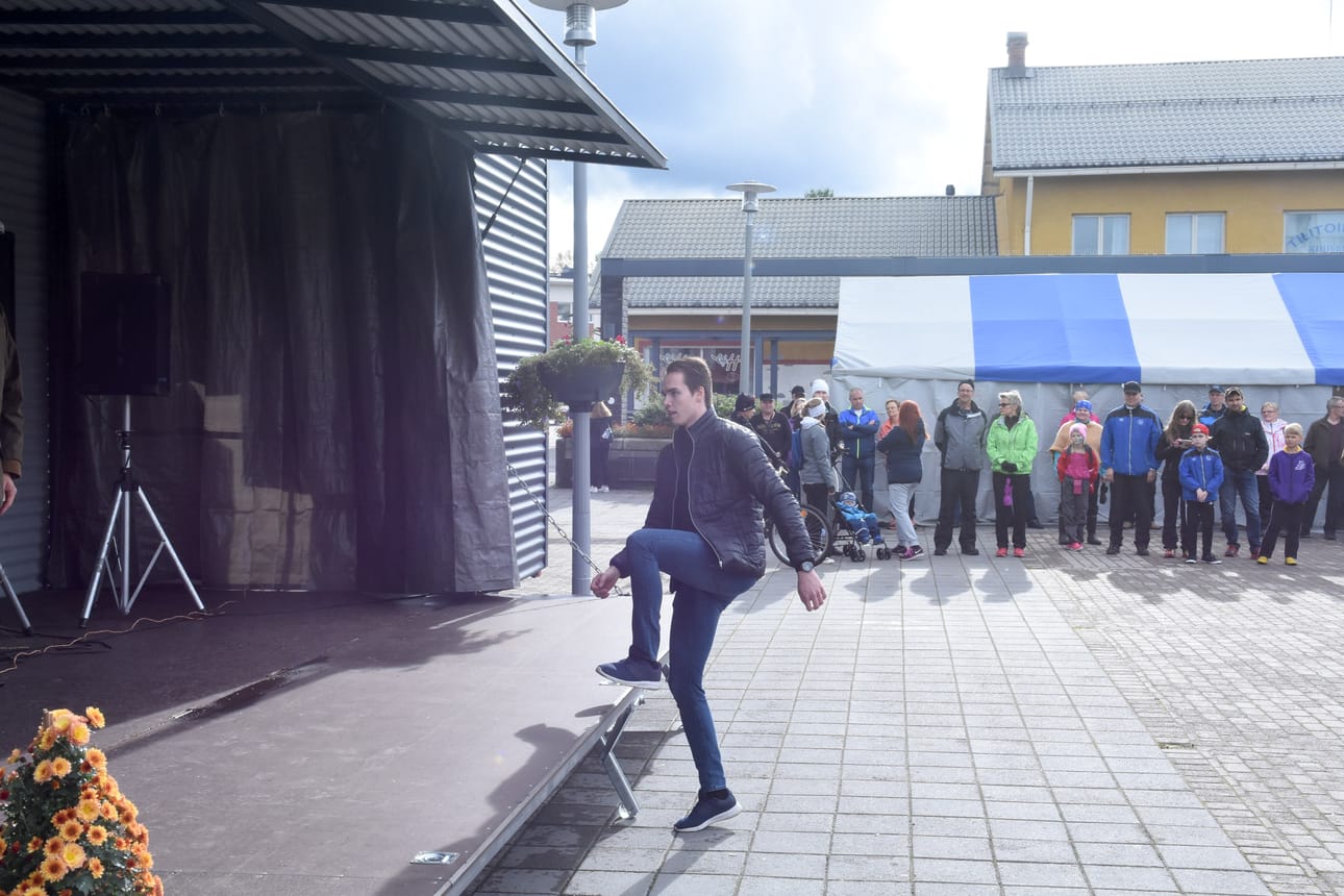 Jääkiekkoilija Taneli Ronkainen voitti Kuusamon venetsialaisten Vuoden sytyttäjä -äänestyksen.