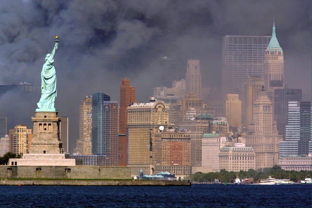 New Yorkin Manhattan peittyi sankkaan savuun 11. syyskuuta 2001.