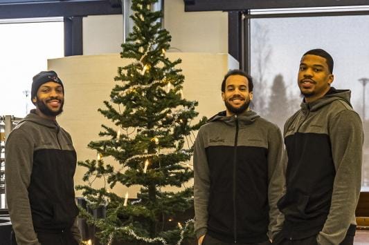 Karhu Basketin Samme Givens (vas.), Cameron Jones ja Juan Davis Jr. viettävät joulun Suomessa. KUVAT: ERKKI HAUTAVIITA