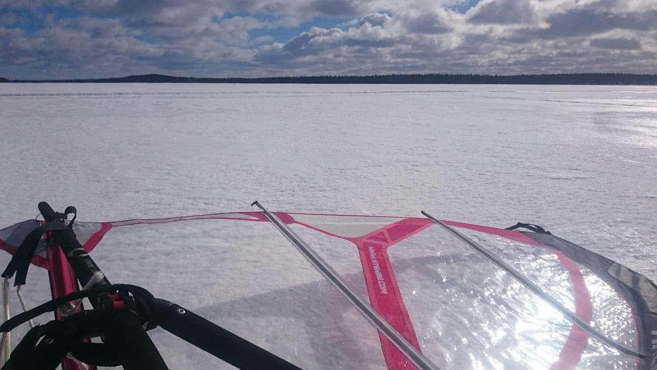 Järven saaret, niemet ja salmet aiheuttavat mahtavia turbulenssejä purjehtian haasteeksi. Reilussa parissa tunnissa kerkesi kiertämään noin 60km lenkin ilmaiseksi