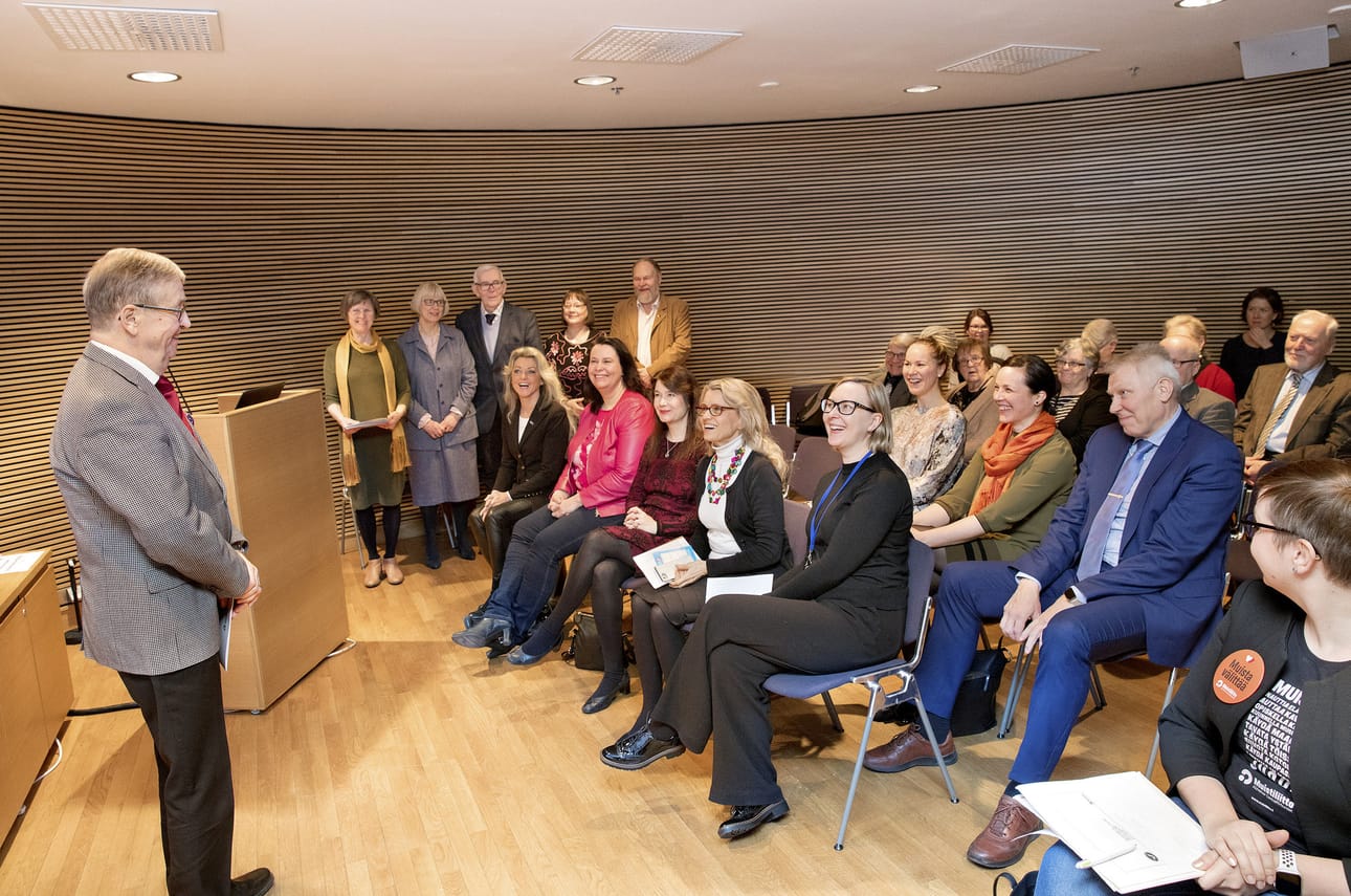 Pudasjärven entinen kunnanjohtaja Paavo Pikkuaho luovutti muistipariskuntien kannanoton kansanedustajille helmikuussa.