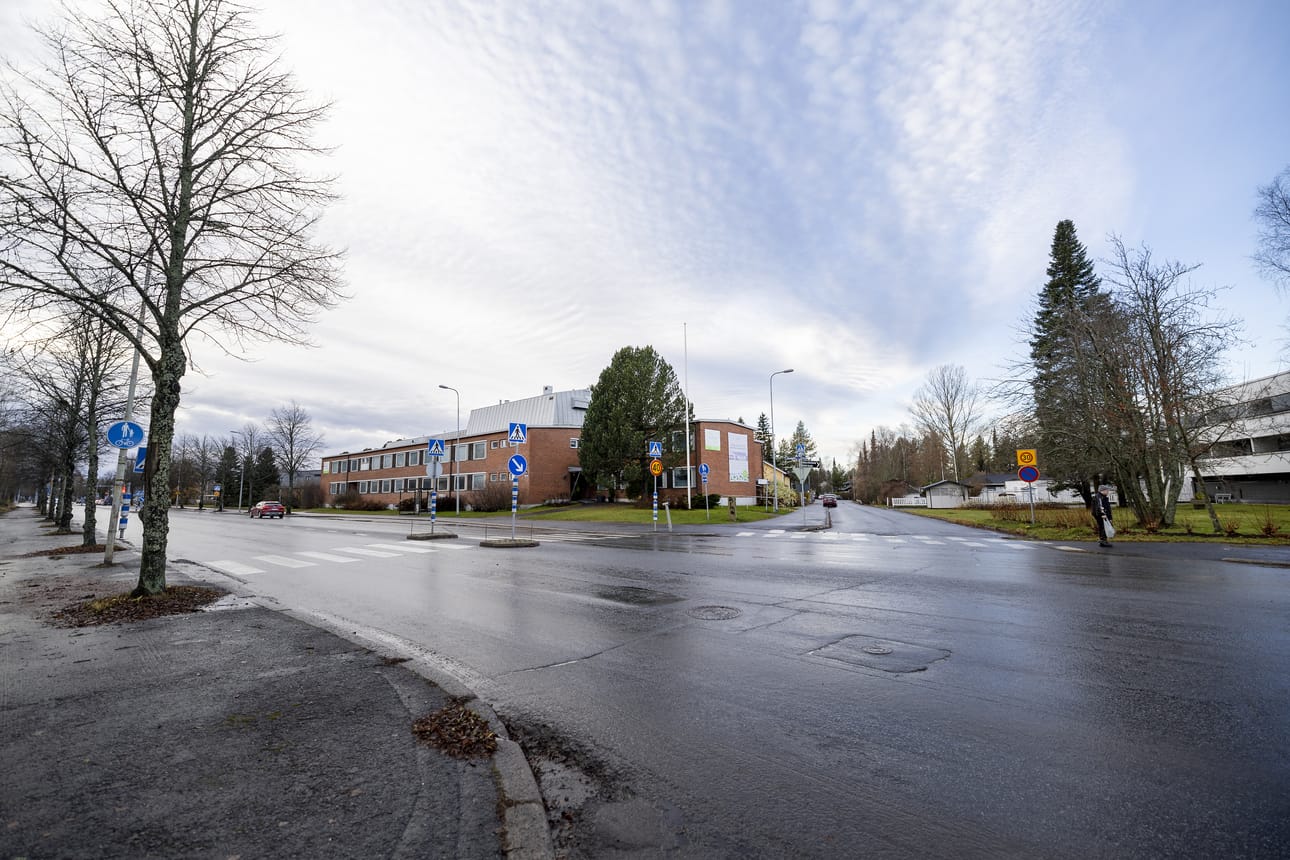 Alakouluikäinen lapsi oli ylittämässä suojatietä Ruukintien ja Tuomikadun risteyksessä, kun auto törmäsi häneen.