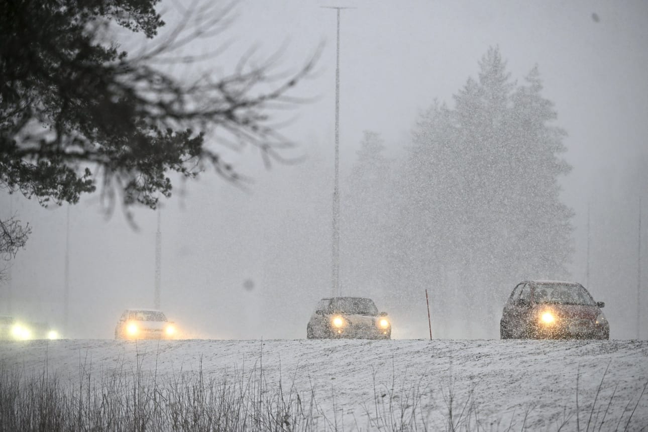 Pyryttävä lumisade haittaa näkyvyyttä liikenteessä erityisesti iltapäivällä auringon laskettua. LEHTIKUVA / EMMI KORHONEN