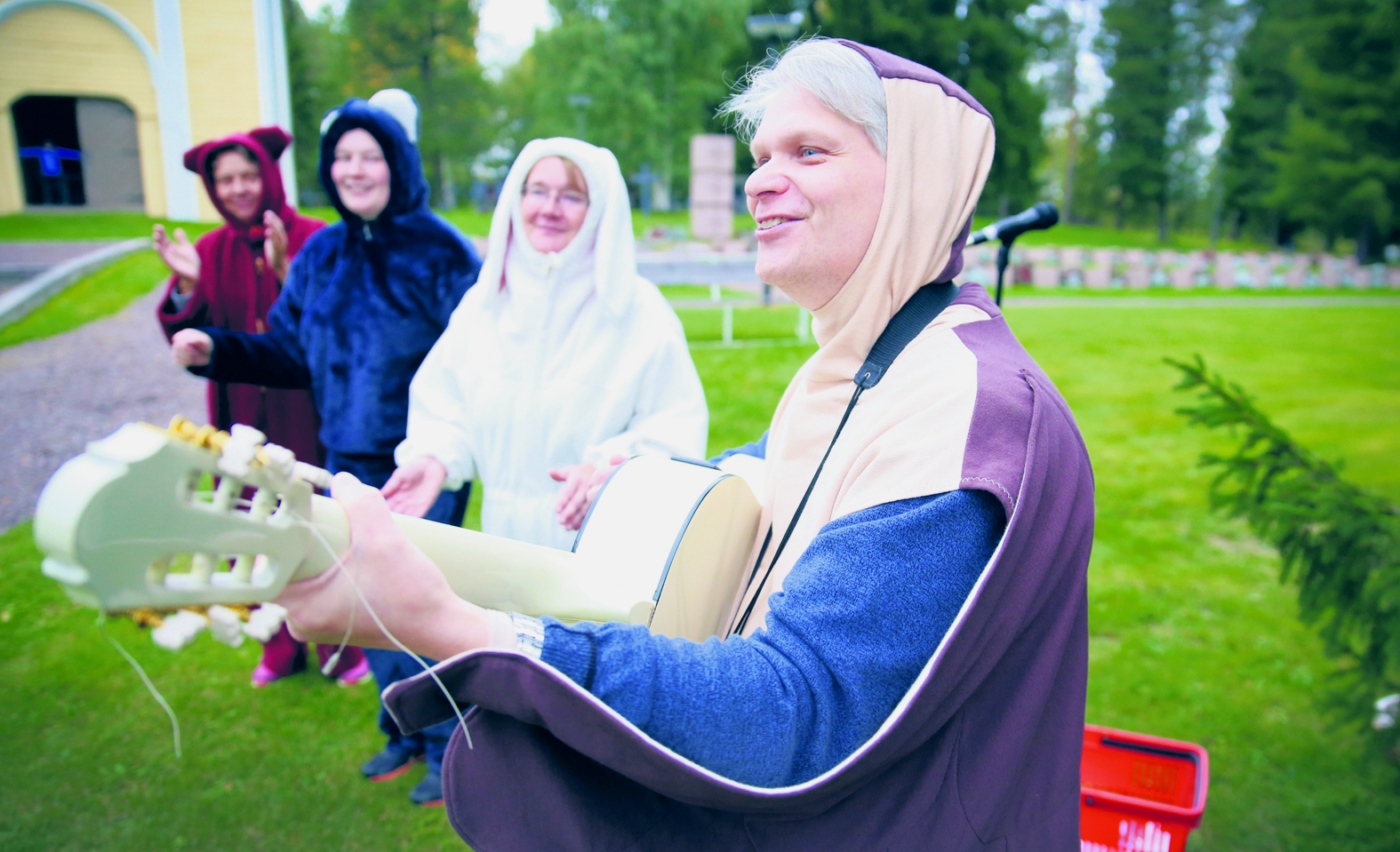 Ari Natunen, Helena Hakkarainen, Tuija Mourujärvi ja Ritva Juvani viihdyttivät perheen pienimpiä laululeikeillä.