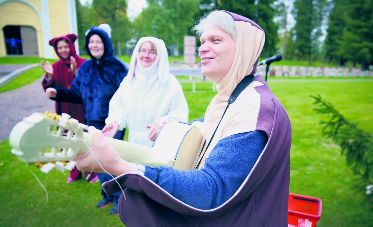 Ari Natunen, Helena Hakkarainen, Tuija Mourujärvi ja Ritva Juvani viihdyttivät perheen pienimpiä laululeikeillä.