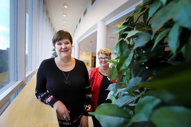 Professori Eija Paavilainen ja lehtori Mari Salminen-Tuomaala seminaarin alussa. Paavilaisen lisäksi päivää alustivat tutkijatohtori Jari Pirhonen ja psykiatrisen mielisairaalan ylilääkäri, tutkimusprofessori Hannu Lauerma. KUVA: JARI E. HAKALA