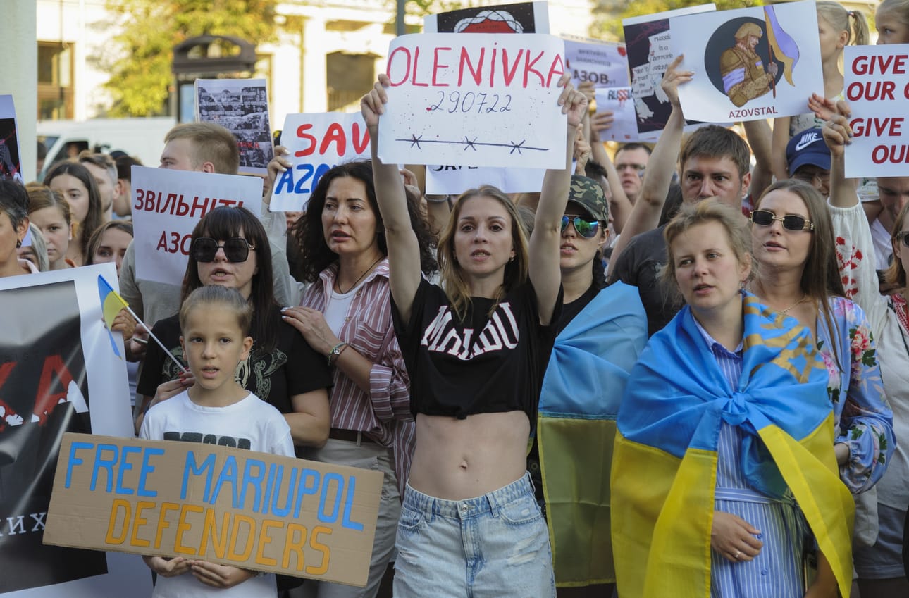 Venäjän sota Ukrainassa sai kesällä uusia häikäilemättömiä piirteitä. Azovstalin terästehtaan puolustajat olivat kateissa ja jatkuvassa hengenvaarassa, vaikka kaikkinainen sotavankien kohtelu kaltoin on kielletty Geneven sopimuksissa. Venäjän mukaan yli 50 pidätettyä sai surmansa Olenivkan pidätyskeskuksen räjähdyksessä heinäkuussa. Sukulaiset ja ystävät muistivat Azovstalin puolustajia Länsi-Ukrainan Lvivissä 5. elokuuta.
