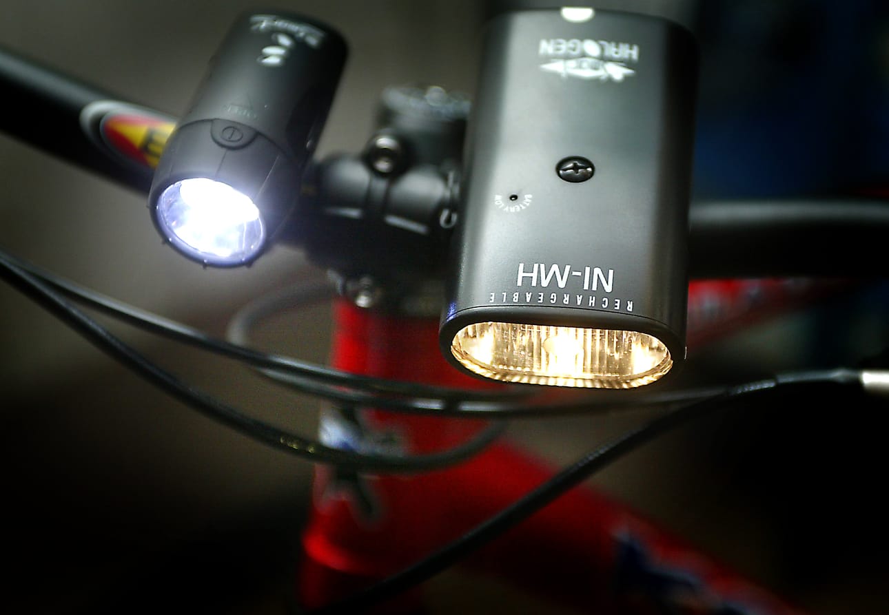 Polkupyörässä pitää pimeällä tai hämärällä olla pyörän runkoon kiinnitetty, eteenpäin valkoista tai vaaleankeltaista valoa näyttävä valaisin.