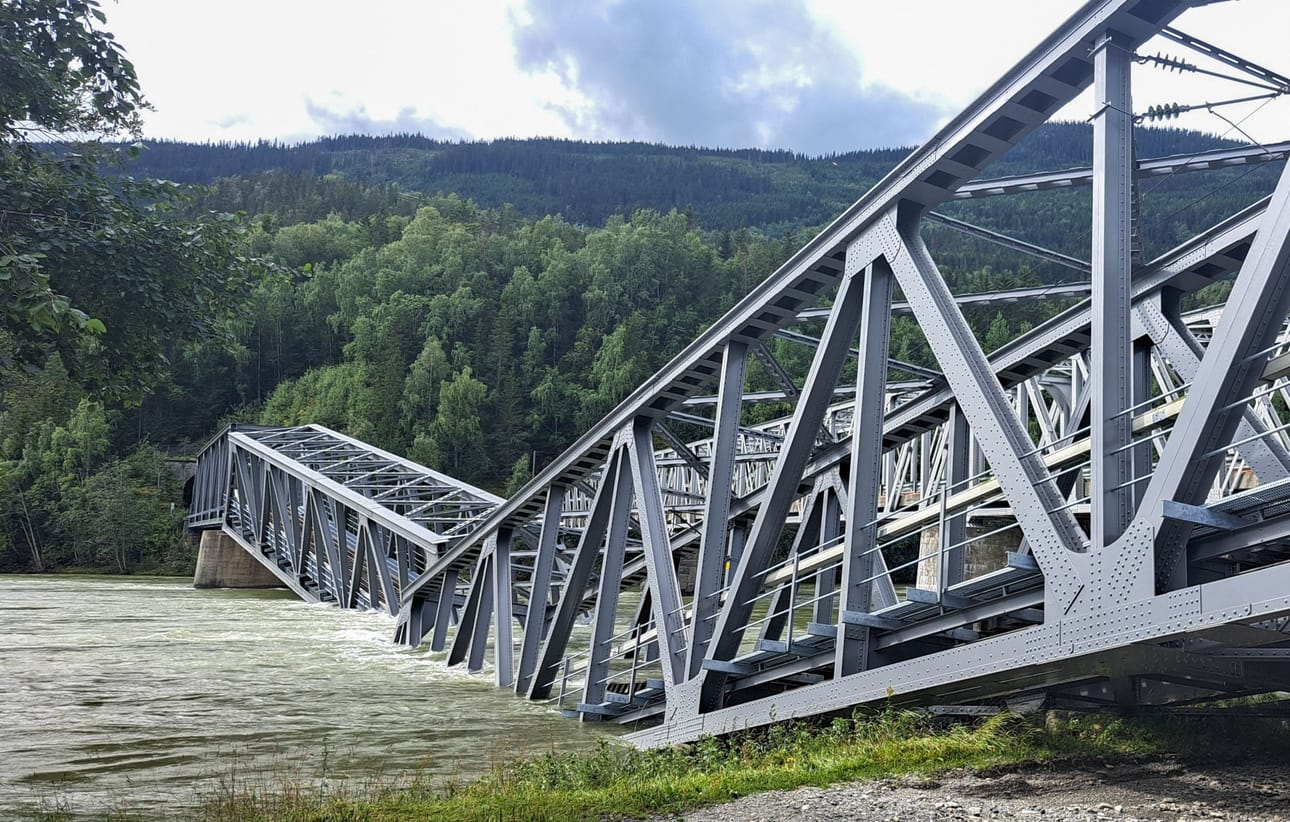 Silta oli jo aikaisemmin suljettu liikenteeltä rankkasateiden mukanaan tuomien tulvien vuoksi. LEHTIKUVA/AFP
