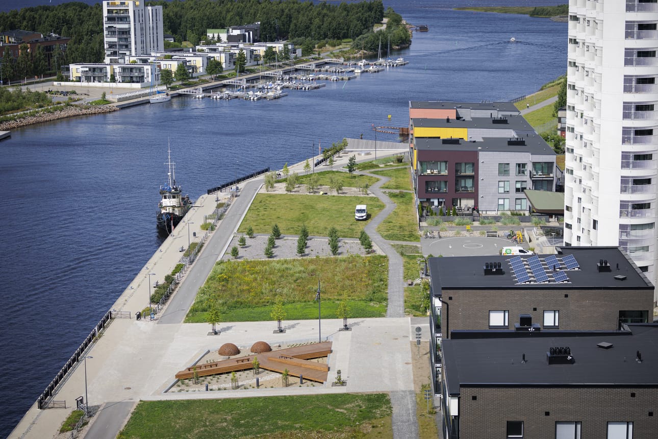 Möljäntori ja -puisto sijaitsevat Toppilansalmen ranta-alueella.