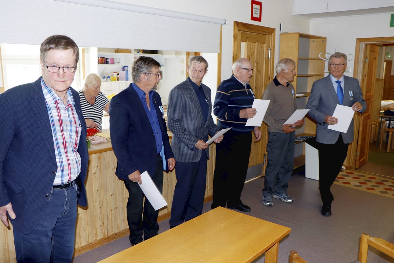 Vesa Holmström jakoi kultaiset ansioristit Esko Törmäselle, Taisto Luukkoselle, Lauri Laakkoselle, Kalervo Koivulle ja kultaisen ansioristin soljella Antti Pesälälle. Ritva Peltola järjesti tarjolle kahvia, pullaa ja voileipiä.