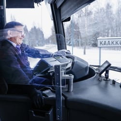 Kempeleläinen bussikuski Veijo Saarikoski sai kutsun Linnan juhliin – Hyppäsimme Saarikosken kyytiin ja selvitimme, mikä on hänen positiivisuutensa salaisuus