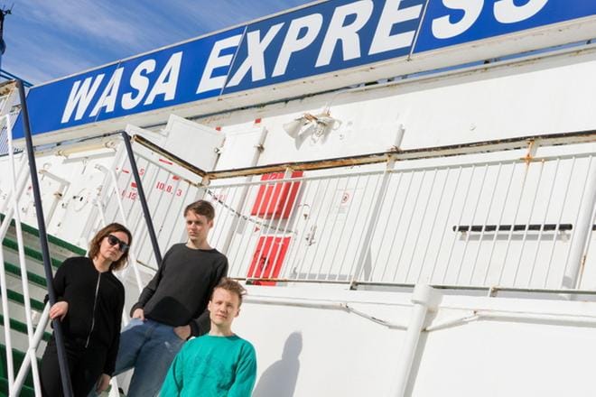 Tina Kärkinen, Mattias Björkas ja Daniel Ventus muodostavat pop-trio Vasas flora och faunan. KUVA: AJA LUND