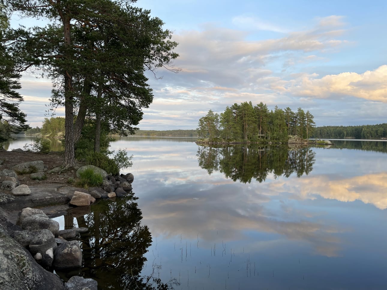 Sen lisäksi, että Pukalajärvi soveltuu melontaan, järvessä on myös muutaman kilometrin avovesiuintireitti.