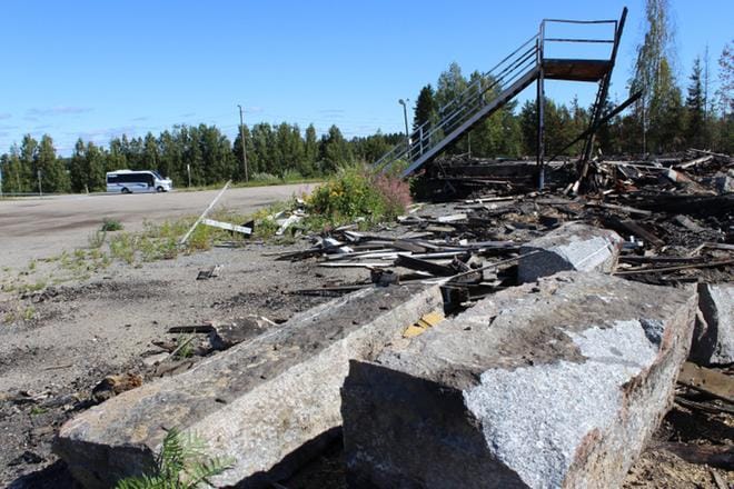 Palanut Alavuden seurantalo sijaitsi aivan kantatien 66 vieressä. KUVA: REIJO HEIKKILÄ