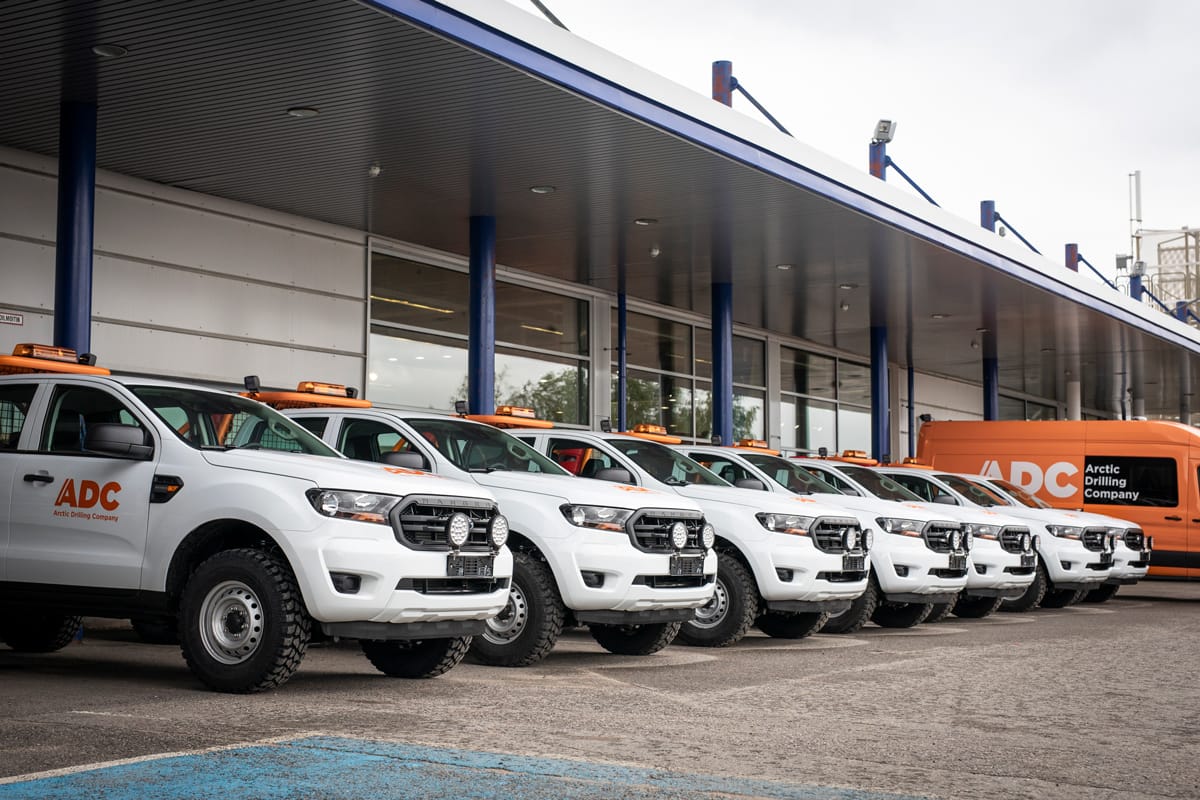 Ford Rangerit menevät haastaviin olosuhteisiin. ”Oli tärkeää löytää auto, jossa on luotettava voimansiirto, jarrut sekä erinomainen suorituskyky. Raskaan peräkärrynkin on liikuttava jyrkässä ylämäessä ja syvässä lumessa”, listaa Juho Keskiniva, ADC:n päällikkö.