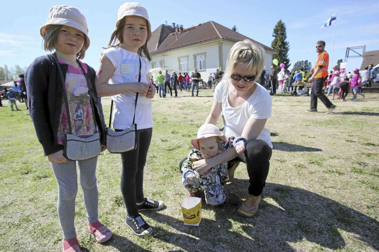 Emilia, Tiia, Vilja ja Sanna Siikaniva tykkäävät kesällä reissata ja tehdä piknikkejä kotiterassille. Parhalahti-päivään he osallistuivat nyt ensimmäistä kertaa.