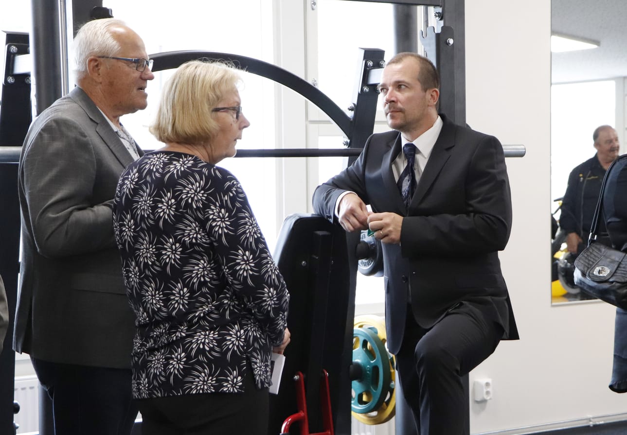 Juhlan jälkeen vierailla oli mahdollisuus tutustua myös kuntosaliin, jota heille esitteli vapaa-ajanohjaaja Matti Saaranen.