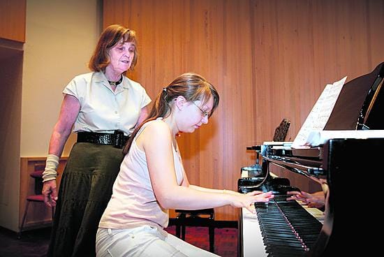 Muusikon velvollisuus on jatkaa suurta traditiota ja olla kiinnostunut myös oman aikamme musiikista, sanoo Liisa Pohjola.