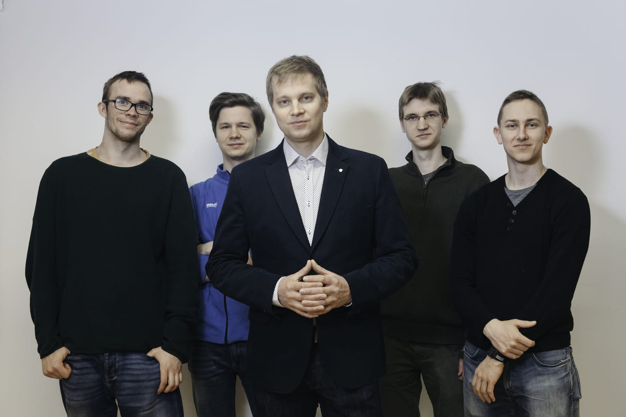 Aalto-yliopiston professorin Mikkö Möttösen (keskellä) työryhmä on löytänyt ratkaisun kvanttitietokoneiden lämmönsiirtoon.