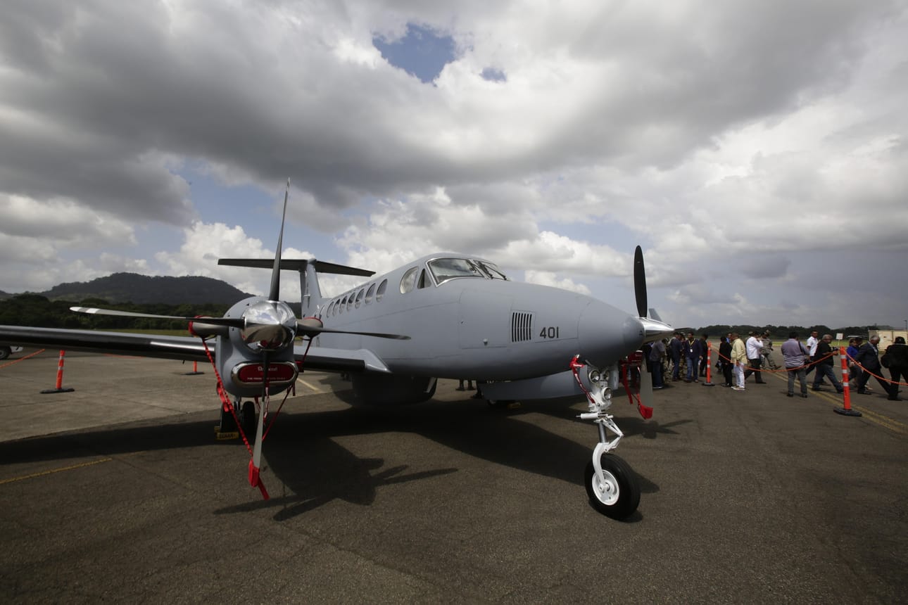 Dallasin lentoturmassa oli kyseessä BE-350 King Air -pienlentokone. Kuvassa vastaava kahdella potkuriturpiinilla varustettu kone Panamassa vuonna 2018.