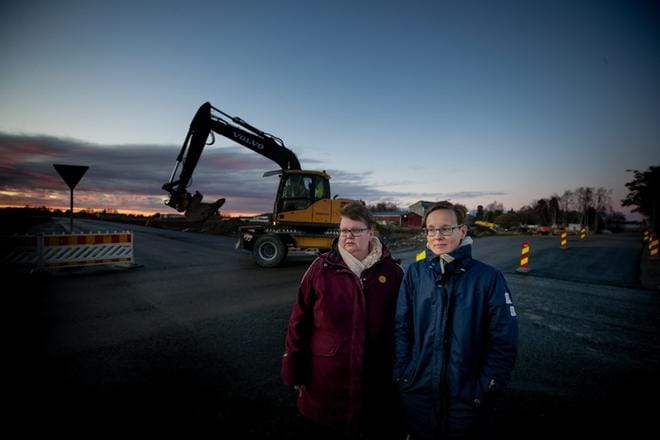 Sari Isokangas ja Minna Moisio kertovat nähneensä Asematiellä vaaratilanteita. – Kamala tilanne, kun isot koneet ja lapset ovat samalla tiellä, eikä minkäänlaista valaistusta, Isokangas sanoo. KUVA: JAAKKO ELENIUS