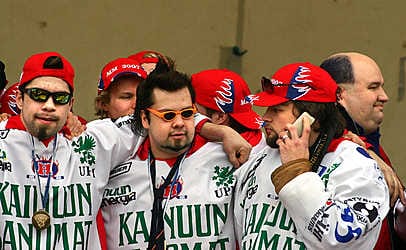 Jarkko Heikkinen (2. oik.) juhli keväällä 2007 Mestiksen mestaruutta. Mukana menossa olivat myös Marko (vas.) ja Teemu Virtala sekä manageri O-P Hakkarainen.