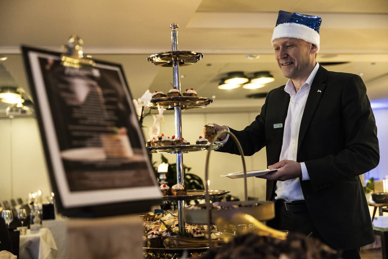 Radisson Blu Hotel Oulun ravintolapäällikkö Hannu Kovala kertoo, että asiakkaiden into viettää joulua hotellissa tai tulla jouluna ravintolaan syömään on kasvanut vuosi vuodelta.