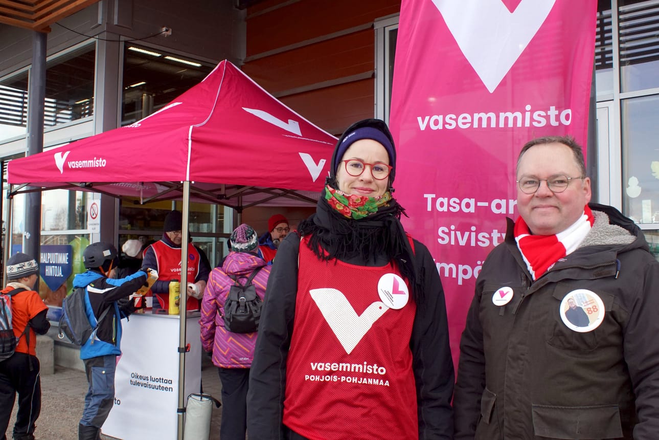 Vasemmiston ehdokkaat Hanna Sarkkinen ja Risto Kalliorinne aloittivat kampanjan viimeisen Koillismaan kiertueen Pudasjärveltä. Vaalimakkarat maistuivat pudasjärveläiislle, he huomasivat.