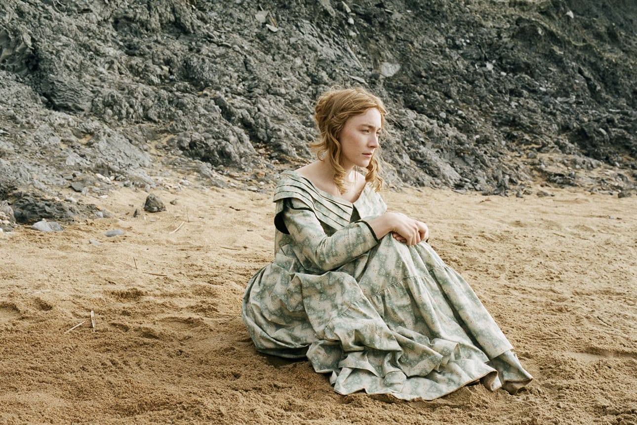 Hollywoodin parhaisiin naisnäyttelijöihin lukeutuva Saoirse Ronan esittää melankolista naista, joka rakastuu toiseen naiseen (Kate Winslet) 1840-luvun Englannissa.