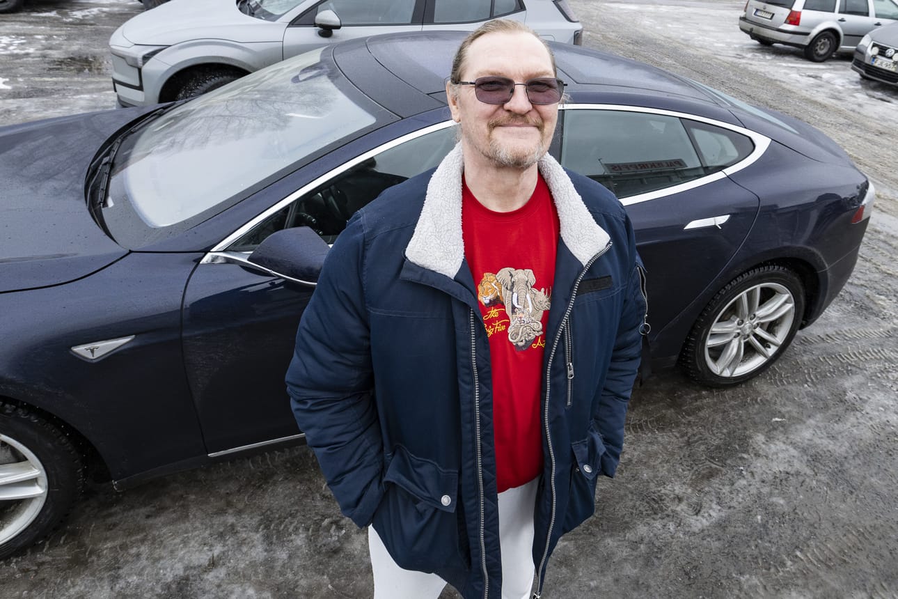 Tyrnävällä asuva Raimo Karvonen hankki Teslan vajaa vuosi sitten tyttärensä innoittamana.