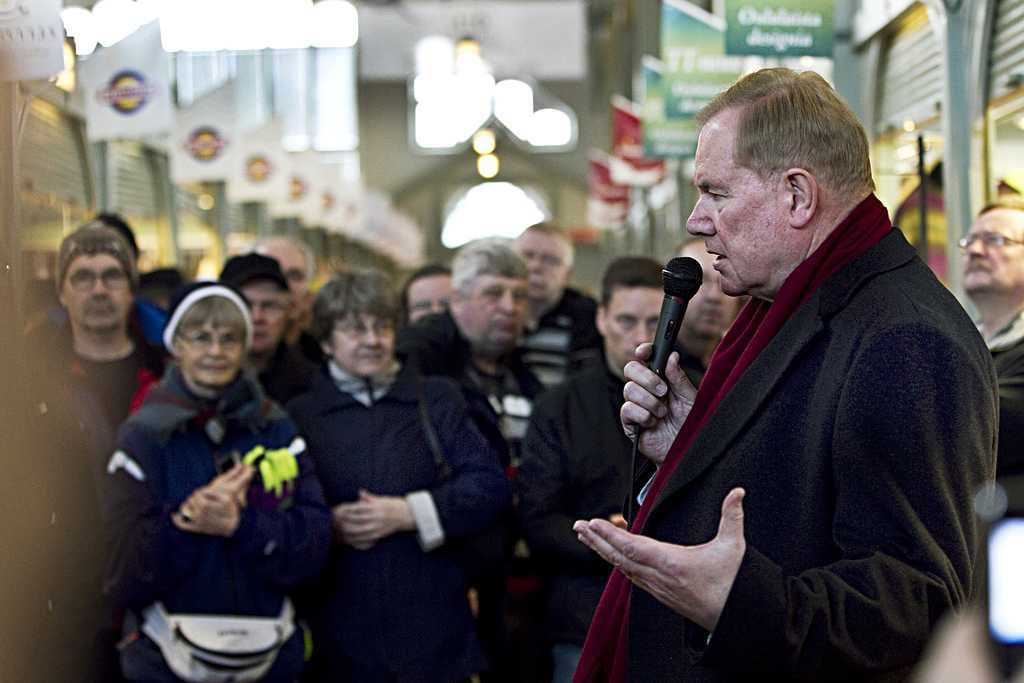 Parisataa oululaista kuunteli kauppahallissa, kun Lipponen kehotti suomalaisia tukemaan talouskomissaari Olli Rehnin työtä EU:n talouskriisin hoidossa.