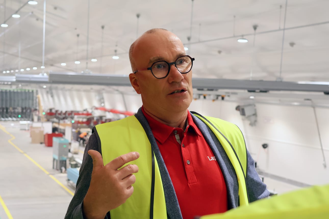 Lapwallin toimitusjohtaja Jarmo Pekkarinen oli mukana tehdasvierailulla Lapwallin 15-vuotisjuhlaseminaarissa.