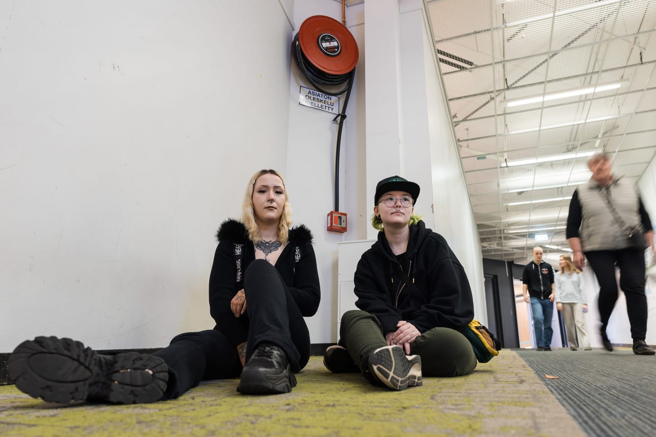 Rovaniemeläiset 26-vuotias Elli Moshnikoff ja 21-vuotias Emil Metsosuo usein viettävät aikaa kauppakeskuksissa joko kahdestaan tai kolmannen kaverin kanssa. Tavallisesti he käyvät ostoksilla tai hakemassa syötävää.