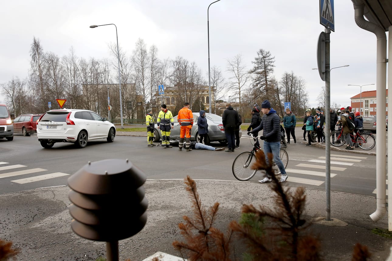 Mopoilija loukkaantui Tornitalon ja Raahen Seudun toimitalon välissä risteysalueella sattuneessa kolarissa. Kolarin toinen osapuoli oli henkilöauto. Fellmania pitkin ajoi samaan aikaan useita mopoja. Tapaus keräsi paljon katsojia.