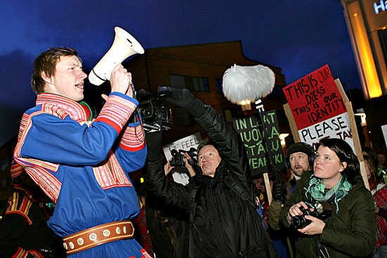 Rovaniemellä Lordin aukiolla kuultiin joikuja, kun 22-vuotias Ol Johan Gaup Kautokeinosta joikasi mielenosoittajajoukolle torstaina.