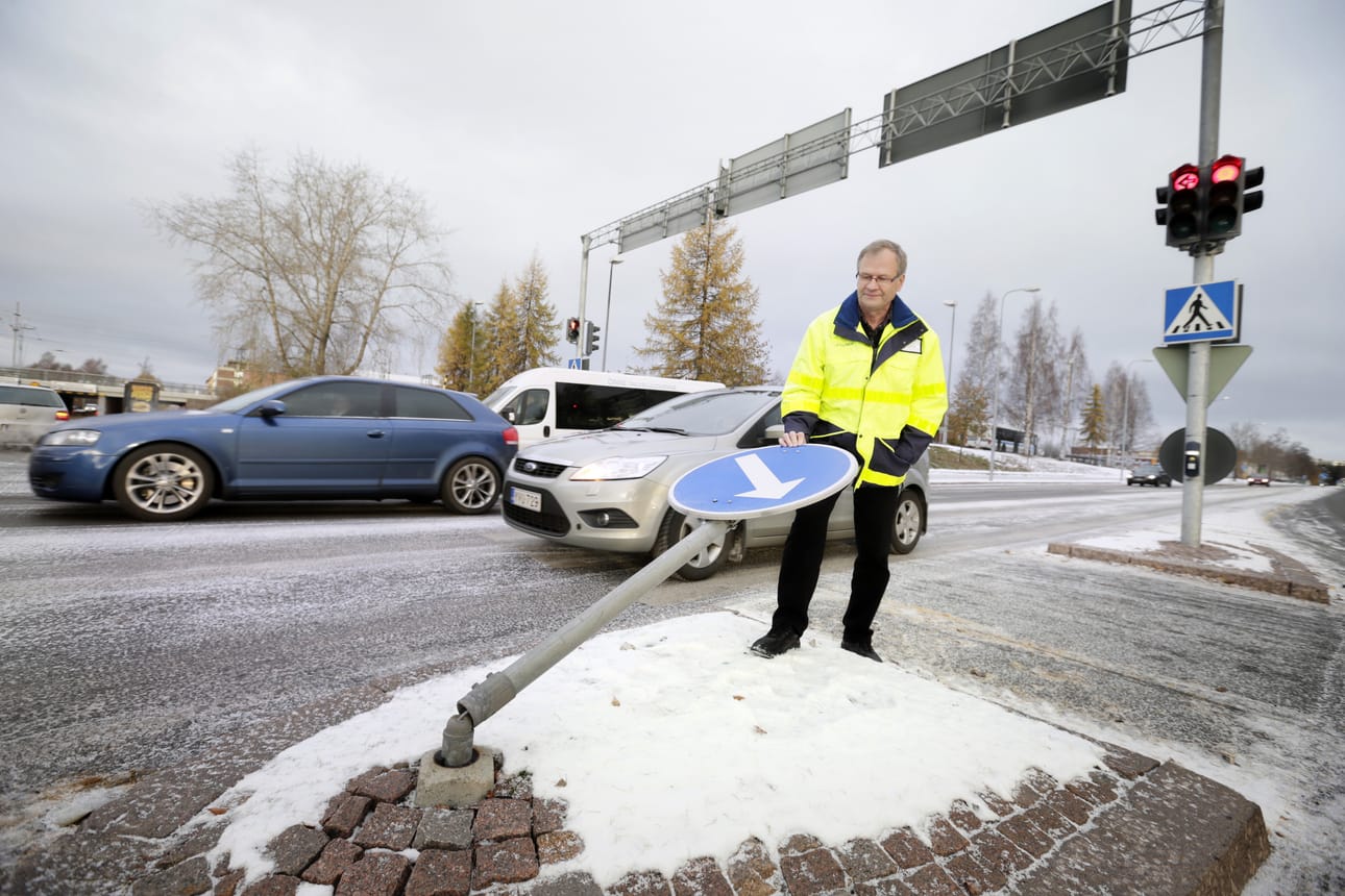 Ratakadun ja Kainuuntien risteyksessä on jakajanuoli, joka on nivelletty juurestaan. Sen ansiosta merkki vain taipuu, eikä katkea auton törmätessä siihen, kertoo työpäällikkö Ilmari Kyllönen.