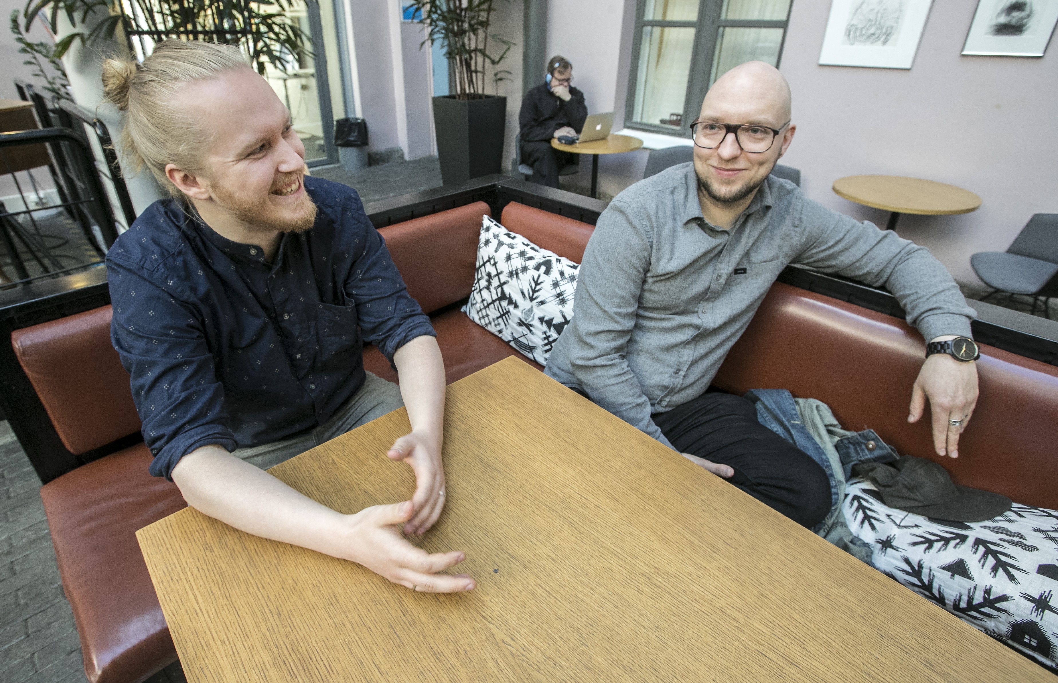 – Tämä on teknisesti haastavin projekti, mitä olemme tehneet. Koko iso työryhmä on panostanut paljon produktioon, ohjaaja Matias Tapaninen (vas.) kiittelee. Käsikirjoittaja Jussi Moilanen on samoilla linjoilla.
