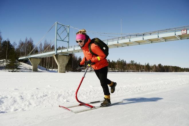 Marjo Heinonen sairastui nivelreumaan jo lukio-ikäisenä. Nivelet ehtivät vaurioitua ennen sopivan lääkityksen löytymistä, mutta sen jälkeen elämä on normalisoitunut. KUVA: Marianne Ahonen