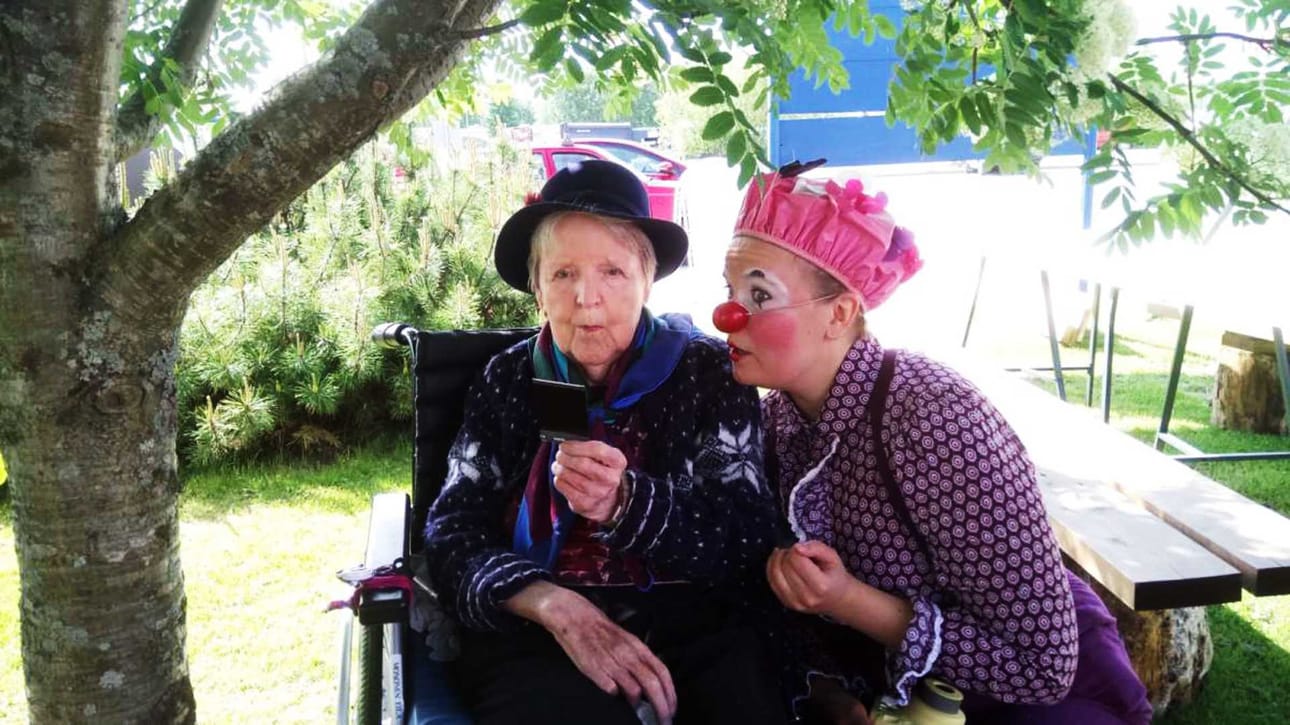 Regina-klovni. Helena Leiminen rupattelee Saarenkodin asukkas Eila Monosen kanssa.