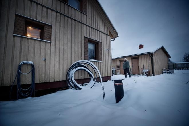 Isokyröläinen Kari Klemetti liittyi kunnan viemäriin reilut kolme viikkoa sitten. Hänen tupansa sijaitsee Napuen kylässä Kyrönjoen rannalla, joten uudistus oli tavallaan pakonsanelema asia. Vanhasta kaivopatterista liemet valuvat saostuksen jälkeen jokeen. KUVA: JAAKKO ELENIUS
