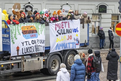 Kaleva Live: Abit nousivat kuorma-autojen lavoille purevassa pakkassäässä – katso tallenne Oulun lukioiden penkkariajojen lähtötunnelmista täältä