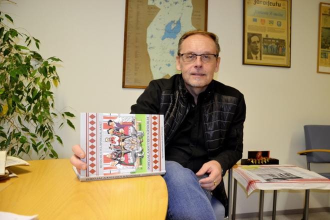 Jukka Kuusisto toteaa, että lakeusmaisema on kaikille pohjalaisille sydämen asia. Kannen piirros Ensio Aalto.