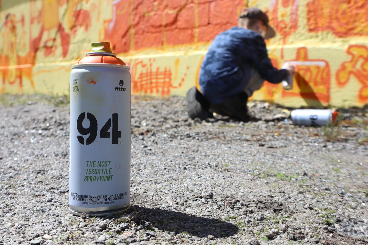 Gredmarkin mukaan katutaideleirillä tutustuttiin urbaaniin taiteeseen, johon myös grafftit kuuluvat. "Yhteistä muraaleille ja graffiteille on tekniikka ja se, että molempia maalataan seiniin. Sen sijaan tekemämme muraali ei liity graffitikulttuuriin", hän kertoo.
