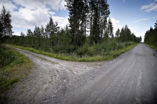 Kyrkösjärventien varrelta on hävinnyt hevosliikenteestä varoittava kyltti. Lisäksi hevosreitiltä on hävinnyt useita kylttejä ja viittoja. KUVA: TOMI KOSONEN