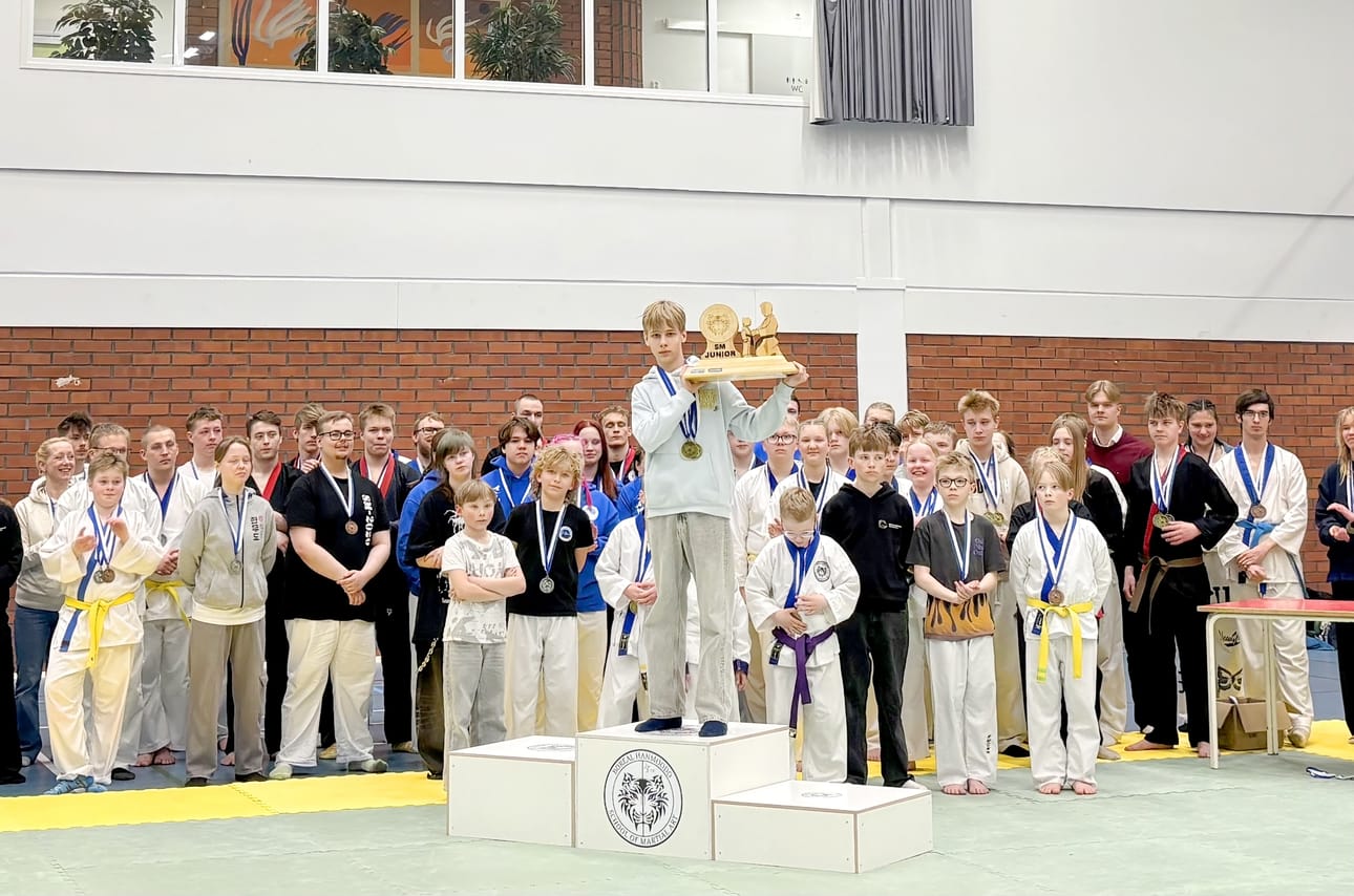 Aleksei Lemetti sai kotiin viemisiksi kolmen kultamitalin lisäksi arvostetun Junior Boreal Champion -pokaalin.